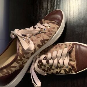 Ladies Micheal Kors Lace up Sneakers 9M